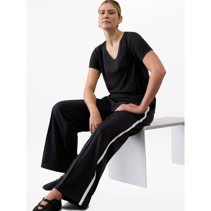 Women's Getaway Linen Blend V-Neck Tee