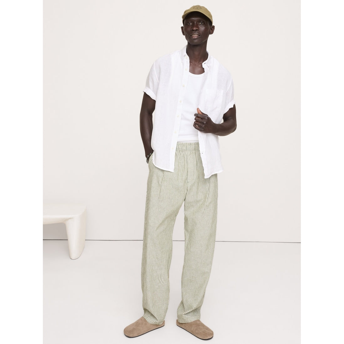 Men's Relaxed Linen-Cotton Pleated Pull-On Pant